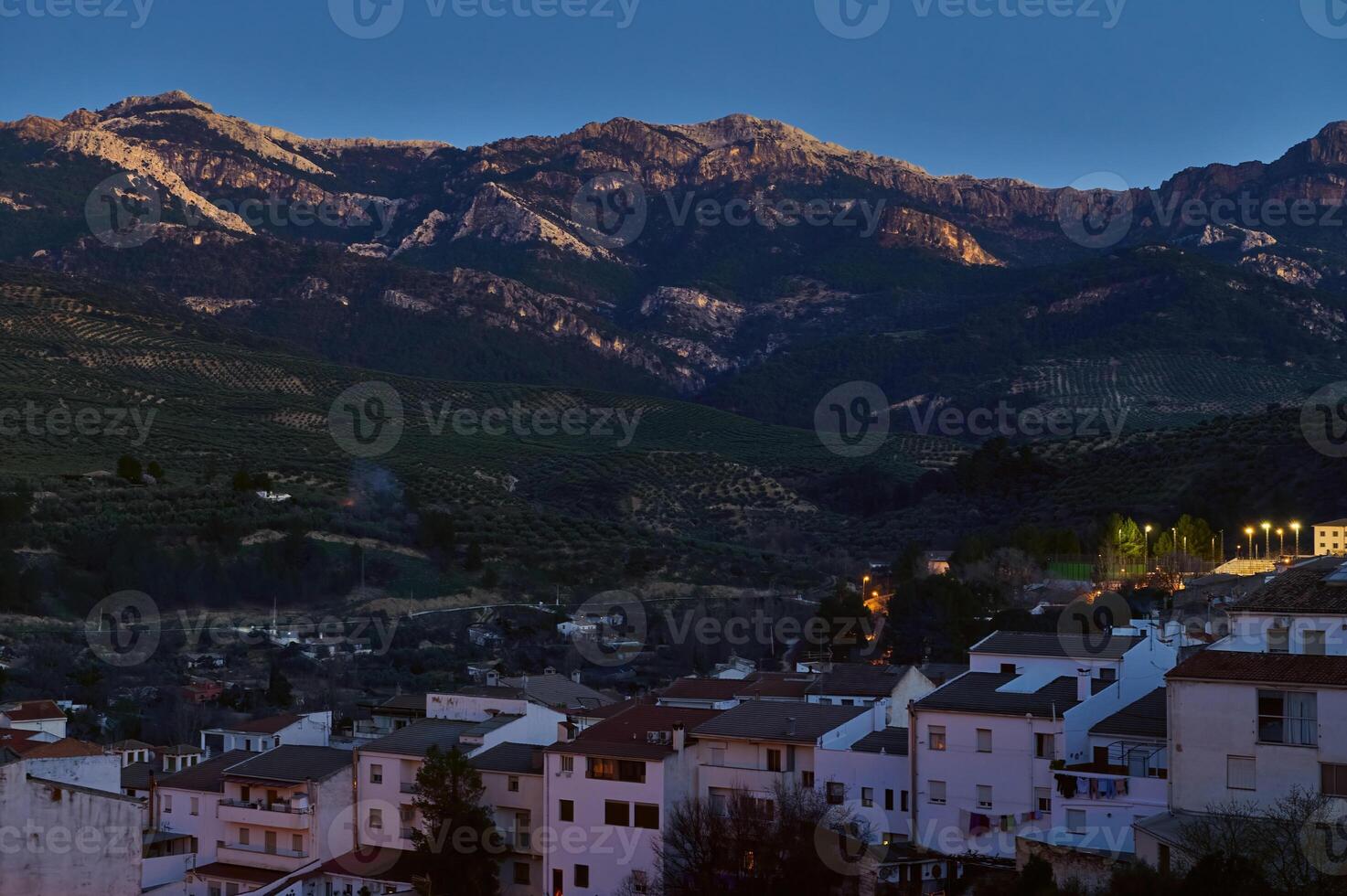 famoso medievale spagnolo città quesada nel Provincia di jaen nel andalusia, illuminato con strada luci nel il notte volta. foto