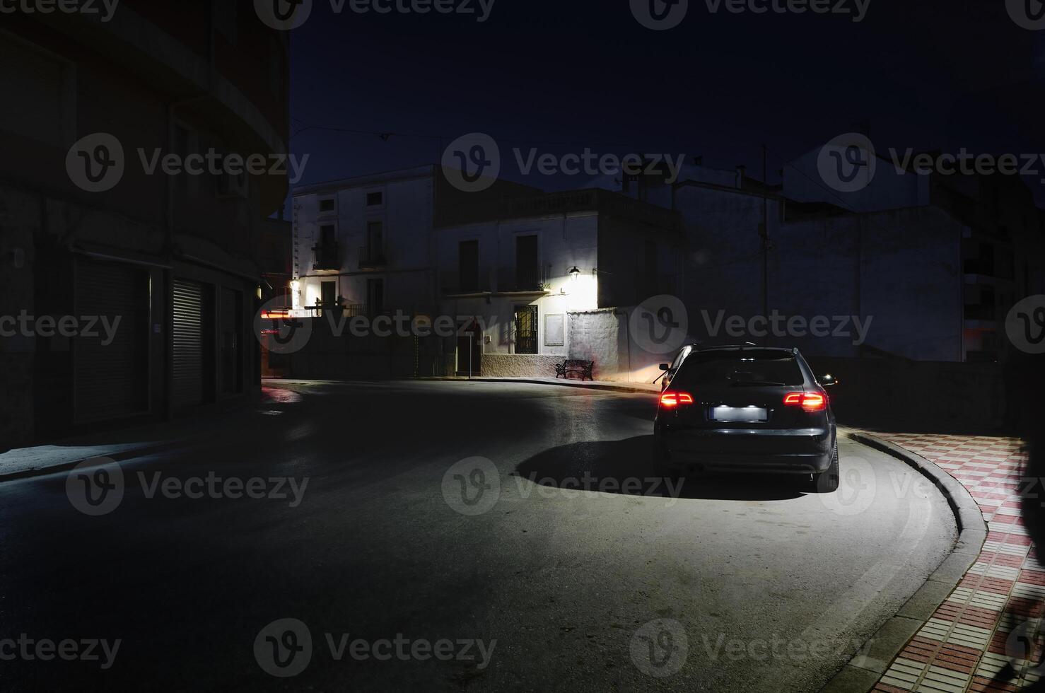 un' auto su il strada a notte nel il città di quesada nel il Provincia di jaen. trasporto. viaggio e turismo concetto foto