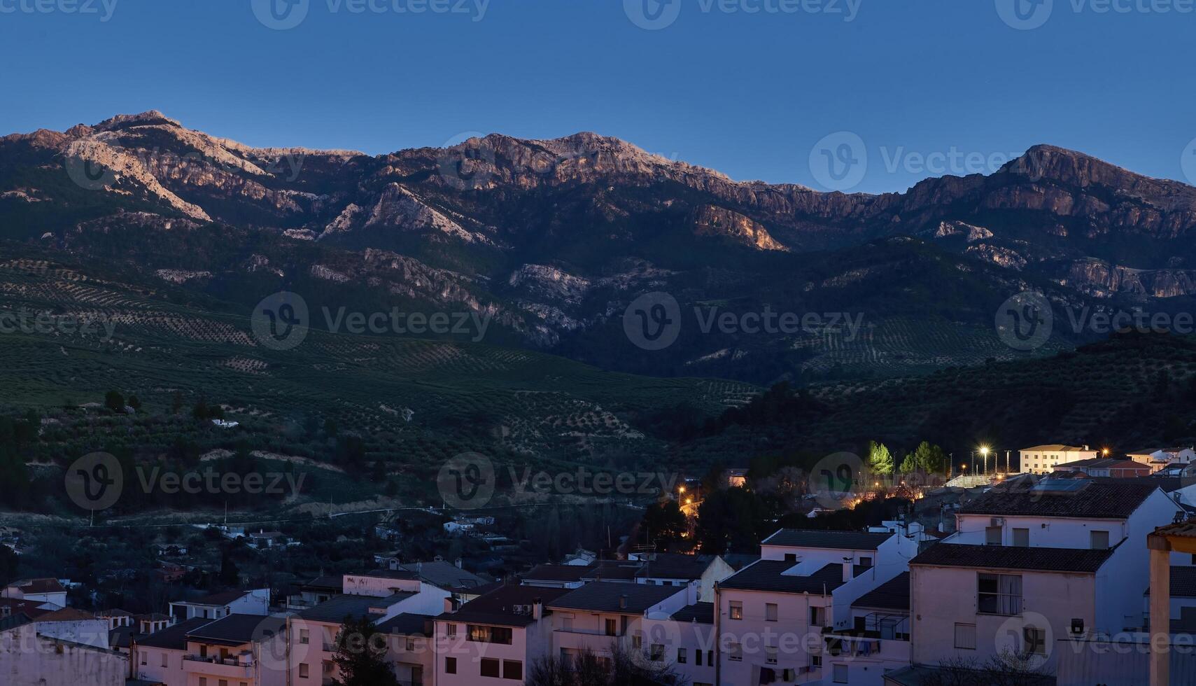 sierra de cazorla. quesada andalusia Spagna. bellissimo montagne a sera e bianca edifici su il primo piano. foto