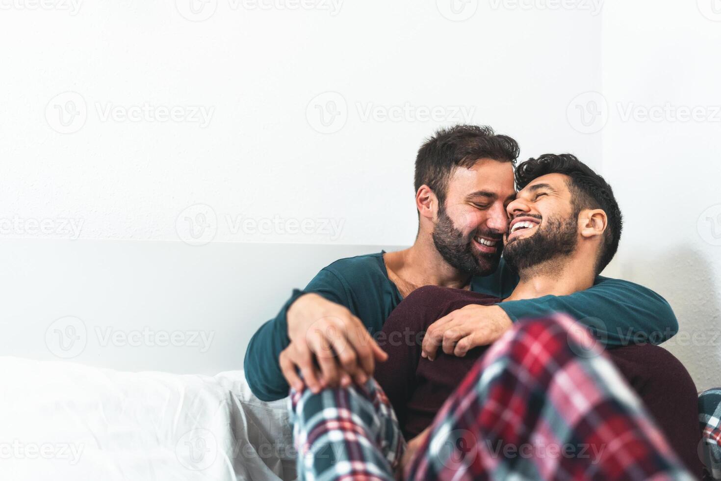 contento gay coppia avendo tenero momenti nel Camera da letto - omosessuale amore relazione e Genere uguaglianza concetto foto