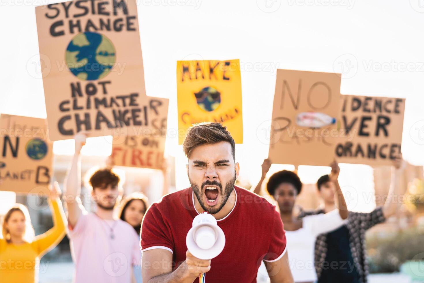 gruppo manifestanti protestare contro plastica inquinamento e clima modificare - multirazziale persone combattente su strada Tenere banner su ambienti disastri - globale riscaldamento concetto foto