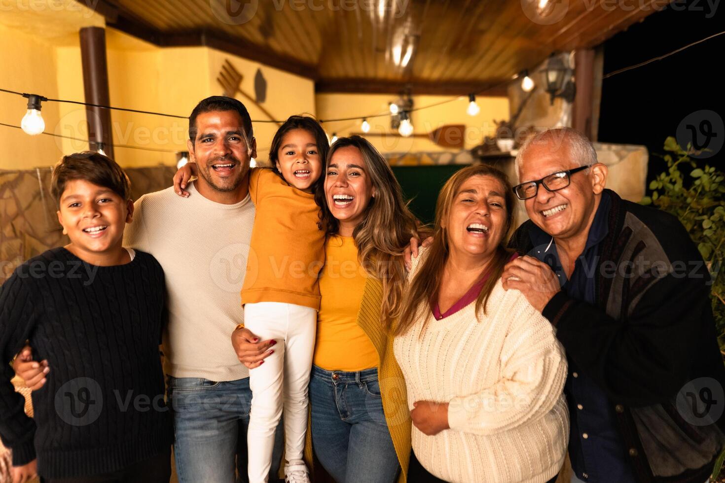 contento ispanico famiglia godendo vacanze insieme a casa foto