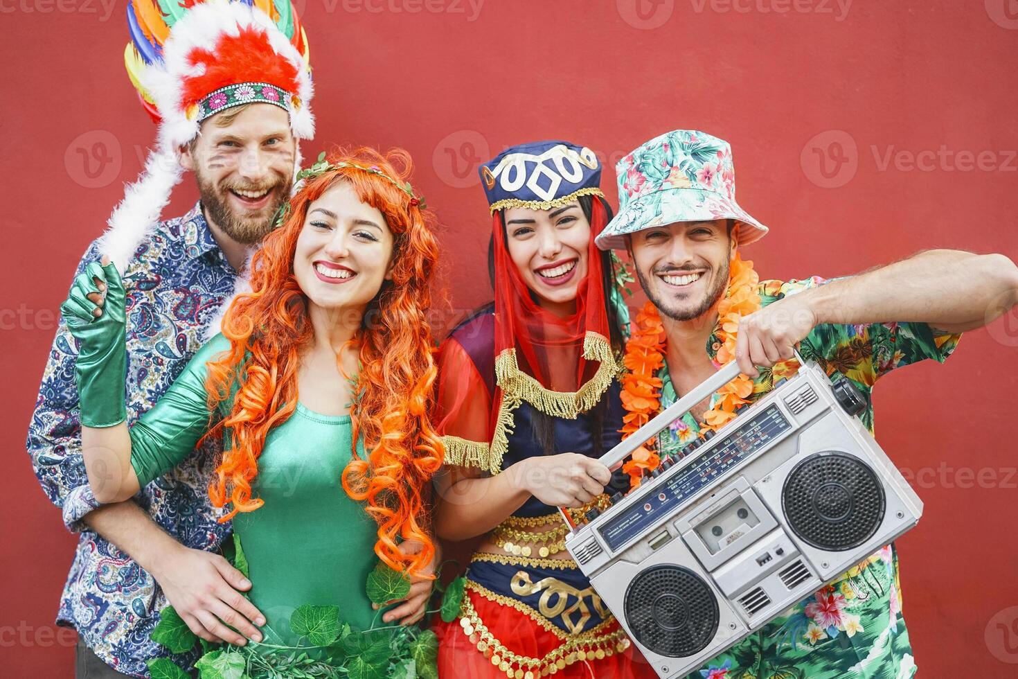 contento amici festeggiare carnevale festa all'aperto - giovane pazzo persone avendo divertimento indossare costumi ascoltando musica con Vintage ▾ Boombox stereo - gioventù vacanze cultura stile di vita concetto foto