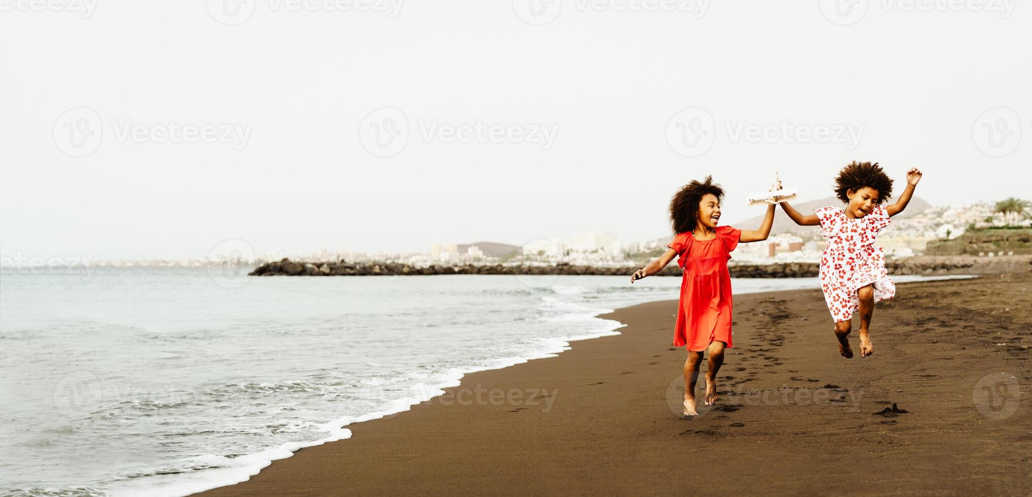 contento africano bambini avendo divertimento su il spiaggia durante estate vacanze foto