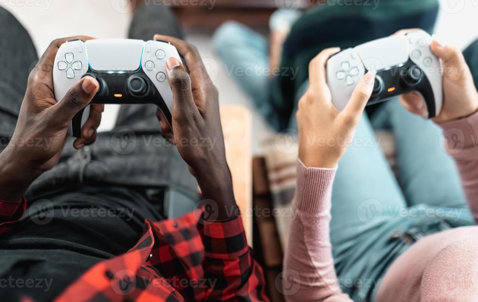 superiore Visualizza di giovane multirazziale adolescenti giocando in linea video gioco consolle a casa - gioventù persone dipendente per nuovo tecnologia gioco divertimento foto