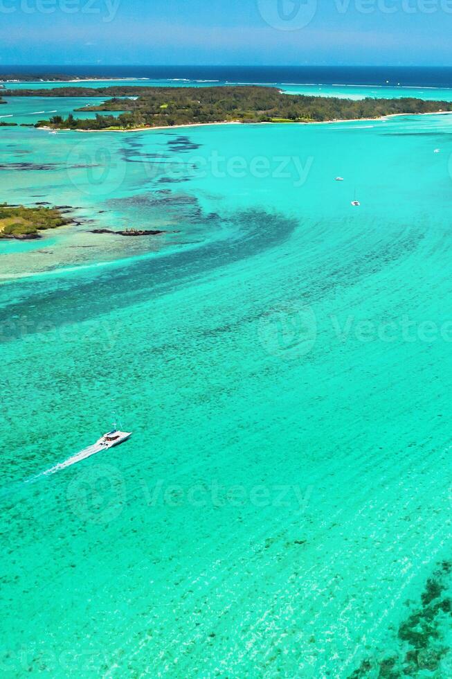 aereo fotografia di il est costa di il isola di maurizio. bellissimo laguna di il isola di mauritius foto