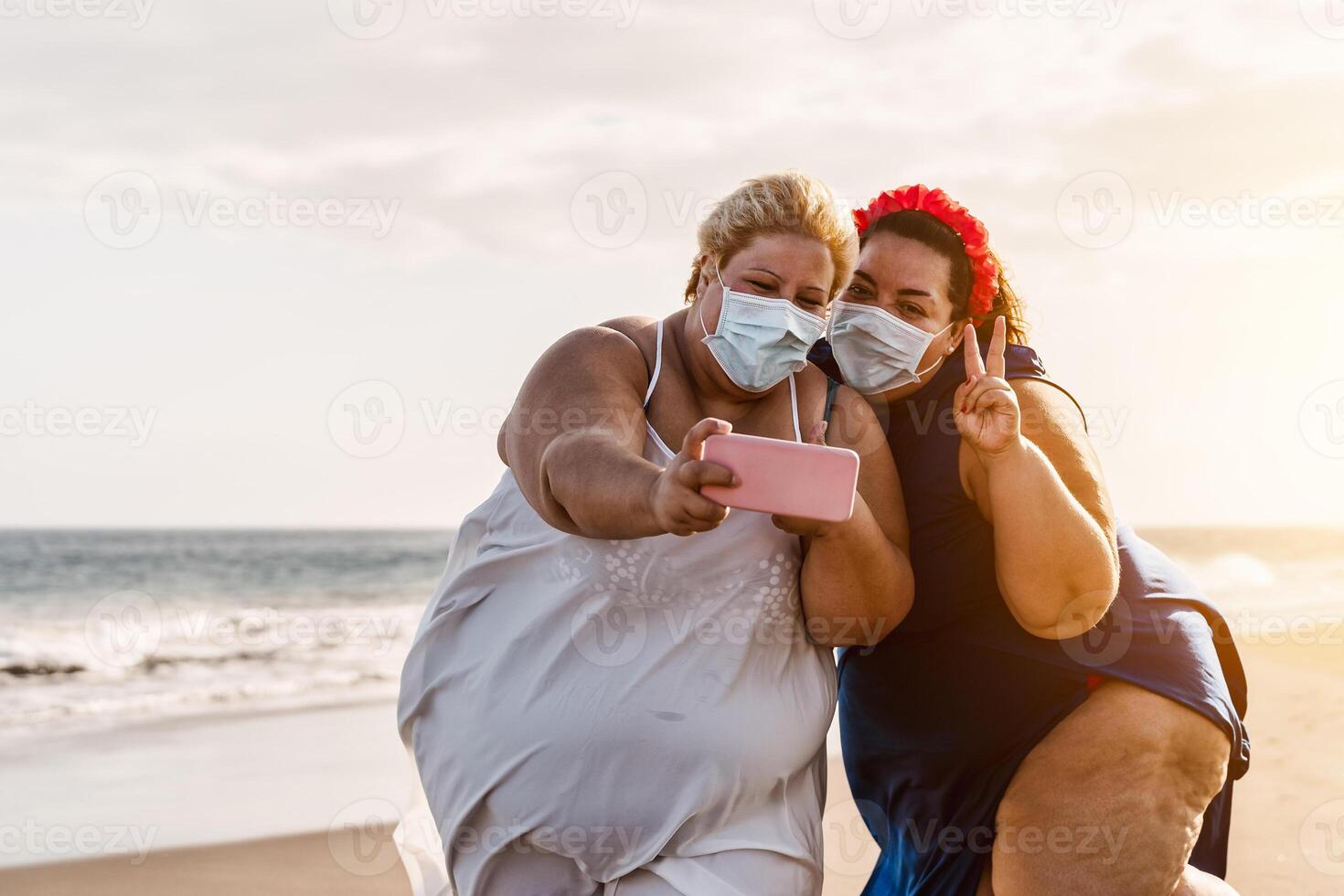 contento più dimensione donne assunzione autoscatto con mobile smartphone su il spiaggia - sovrappeso amici avendo divertimento su vacanza durante corona virus pandemia - assistenza sanitaria e tecnologia concetto foto