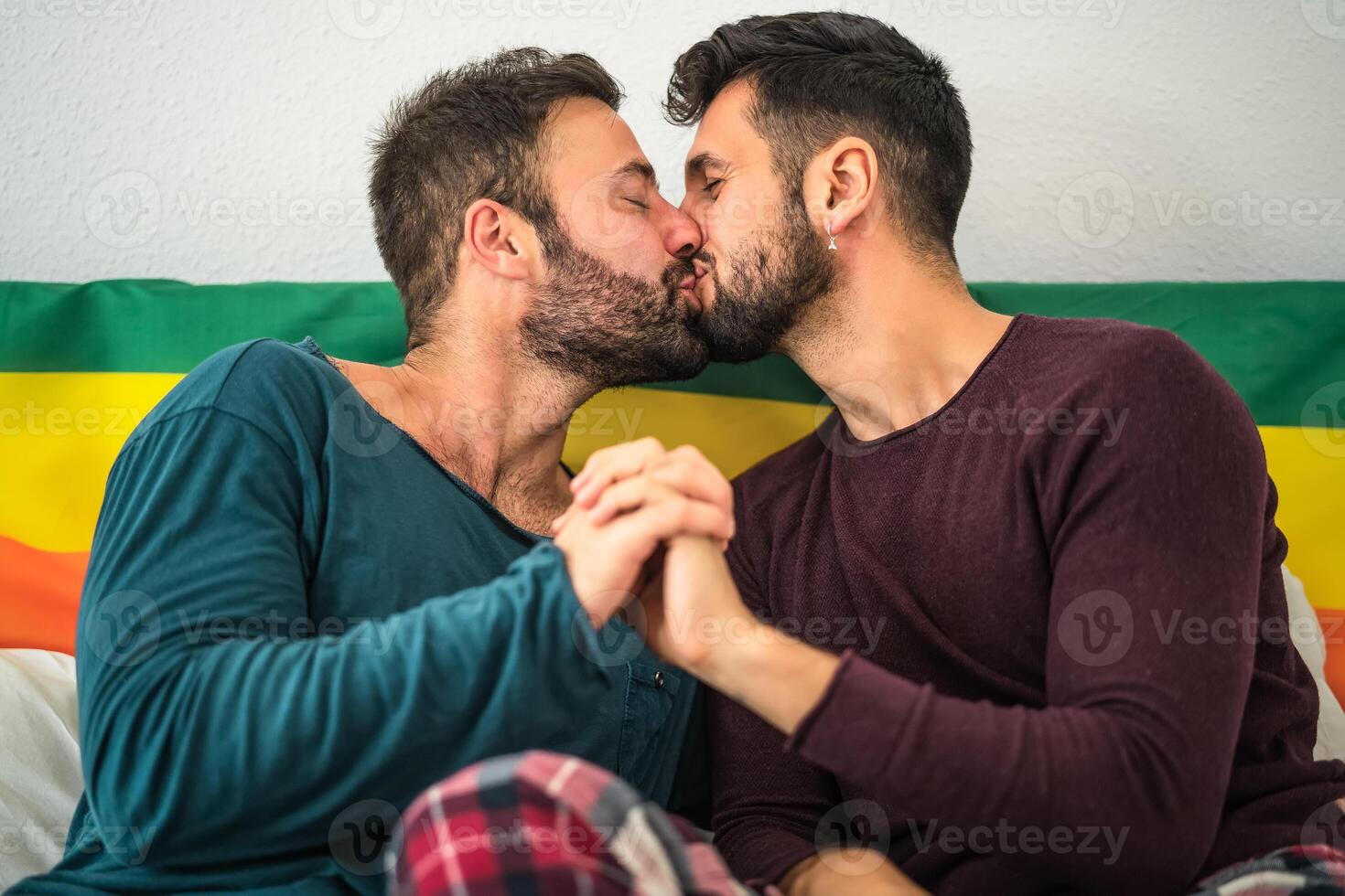 contento gay coppia avendo romantico momenti baci nel letto - omosessuale amore relazione e Genere uguaglianza concetto foto