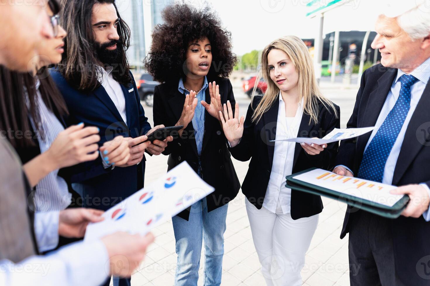 multirazziale attività commerciale persone avendo un' riunione al di fuori il ufficio foto