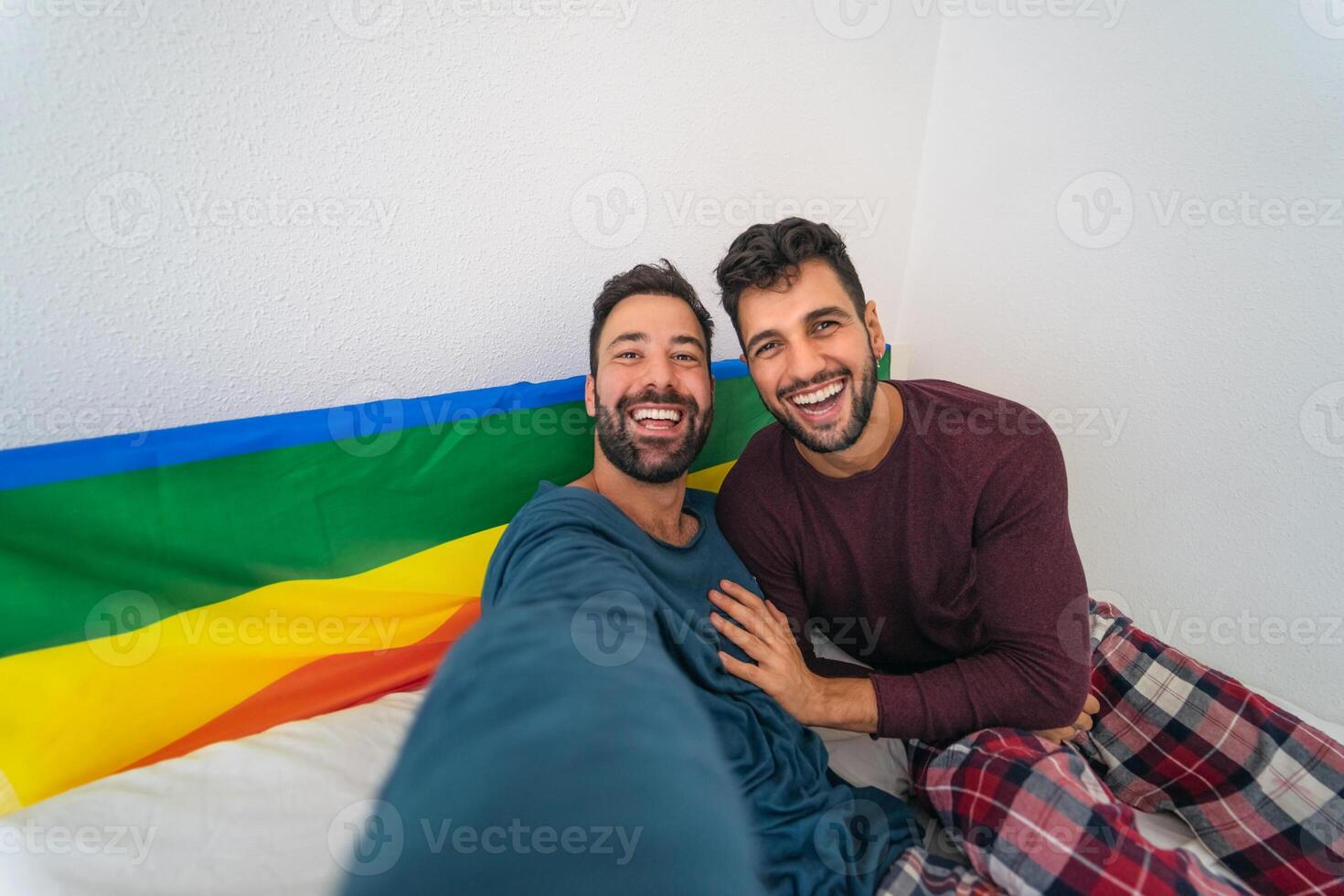 contento gay coppia avendo divertimento assunzione autoscatto nel letto - omosessuale amore e tecnologia concetto foto