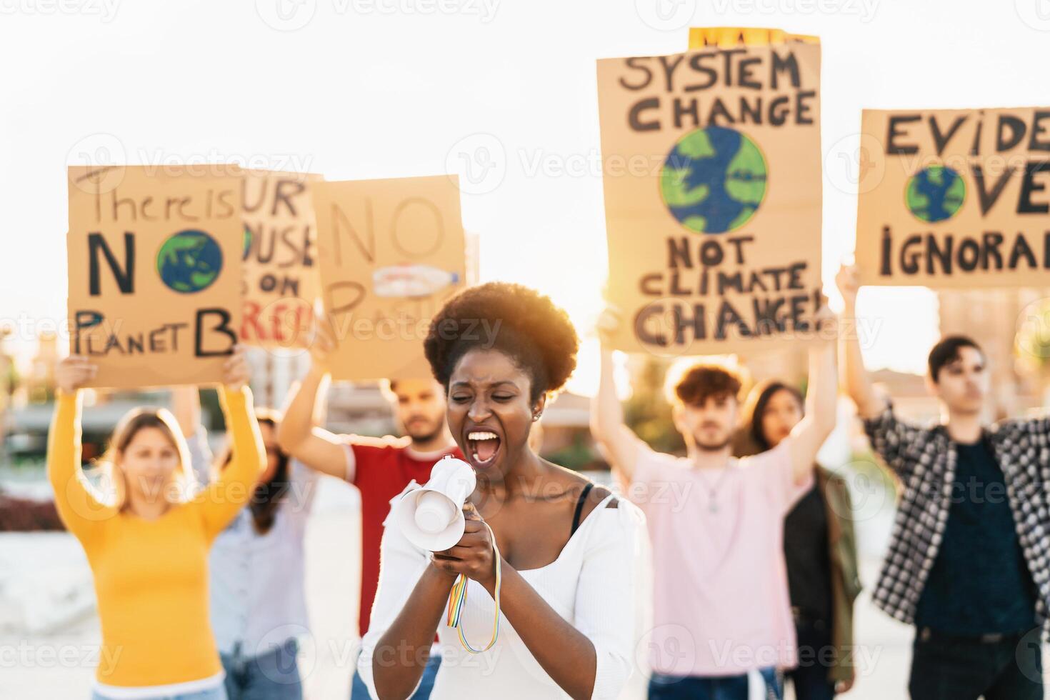 gruppo manifestanti protestare contro plastica inquinamento e clima modificare - multirazziale persone combattente su strada Tenere banner su ambienti disastri - globale riscaldamento concetto foto