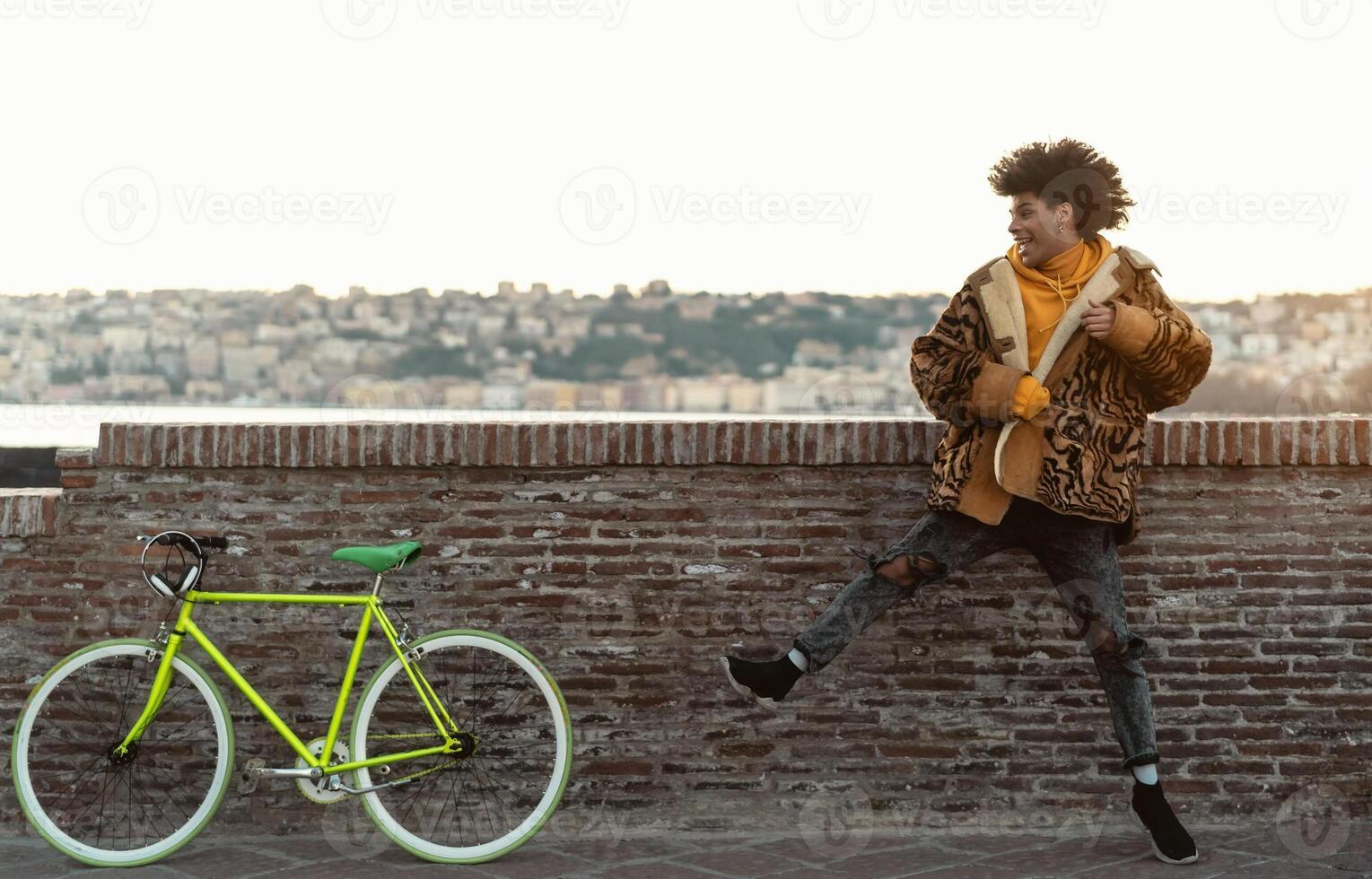 africano del Millennio uomo avendo divertimento danza all'aperto foto