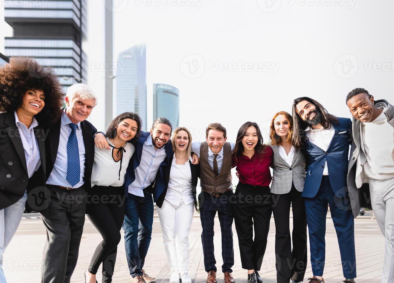 squadra di multirazziale attività commerciale persone con diverso età e etnie in piedi nel il città centro durante incontro opera foto