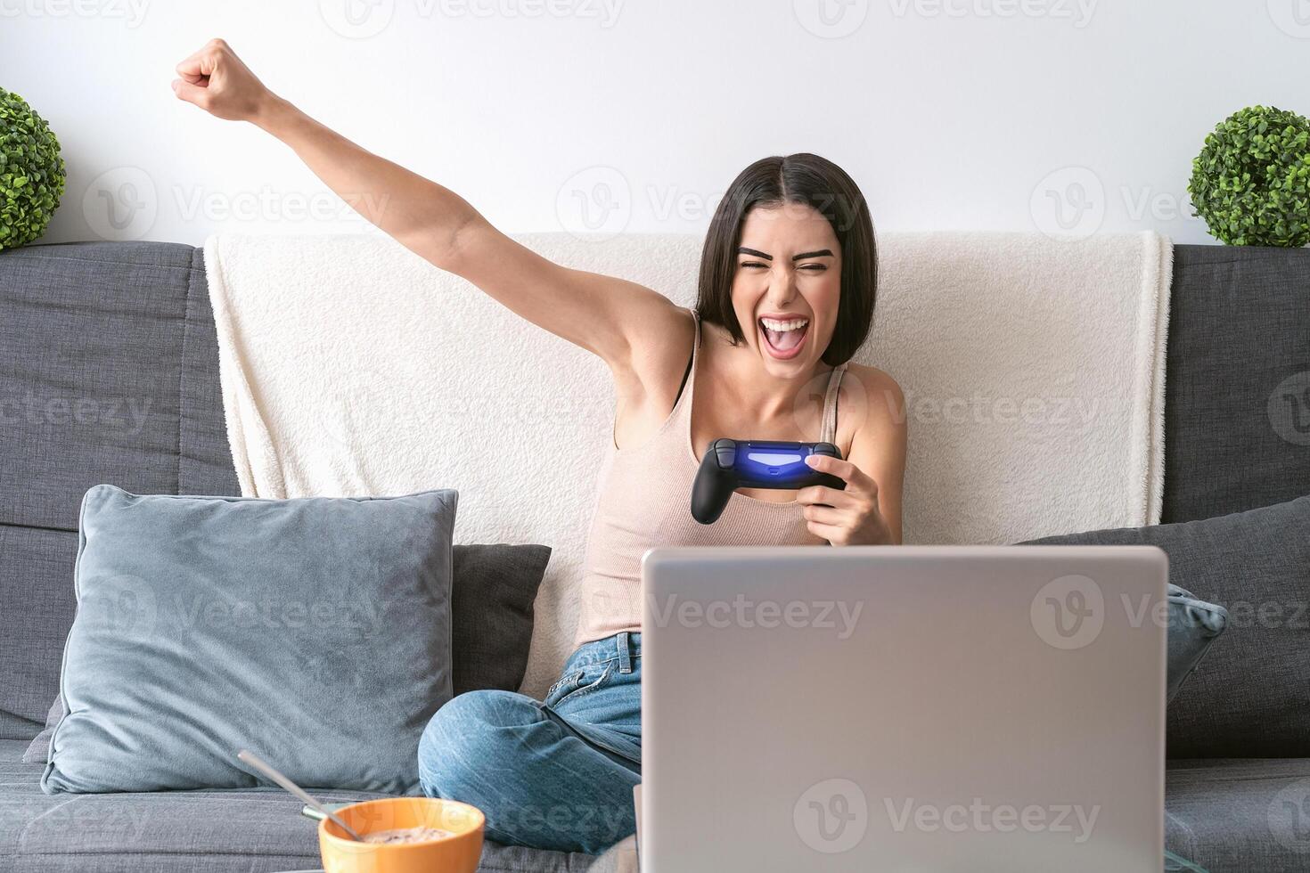 giovane donna giocando in linea video Giochi - contento gamer avendo divertimento su nuovo tecnologia consolle - gioco divertimento e gioventù del Millennio generazione stile di vita concetto foto