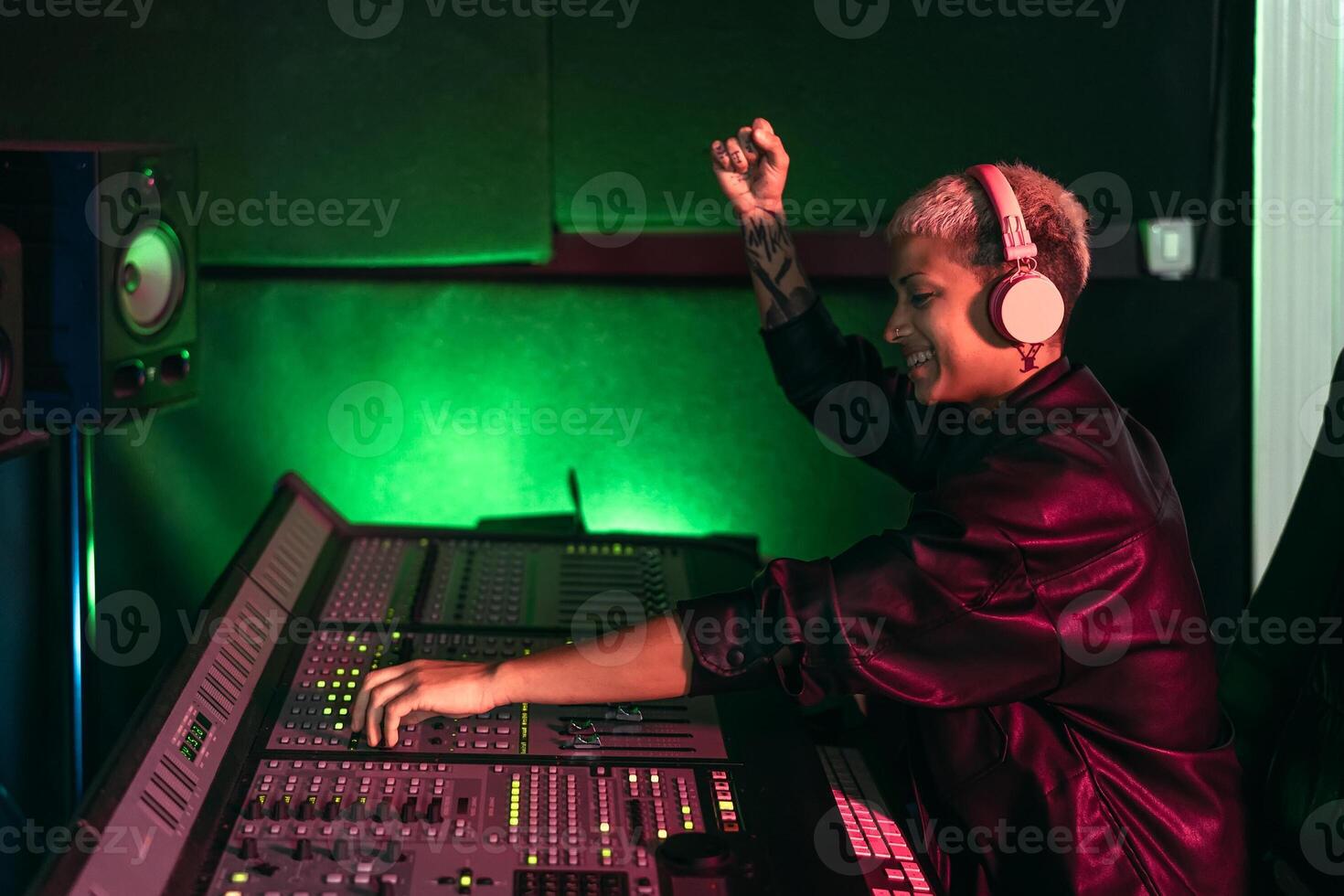 giovane donna Lavorando nel musica registrazione studio - femmina Audio ingegnere miscelazione un' suono nel produzione Casa foto