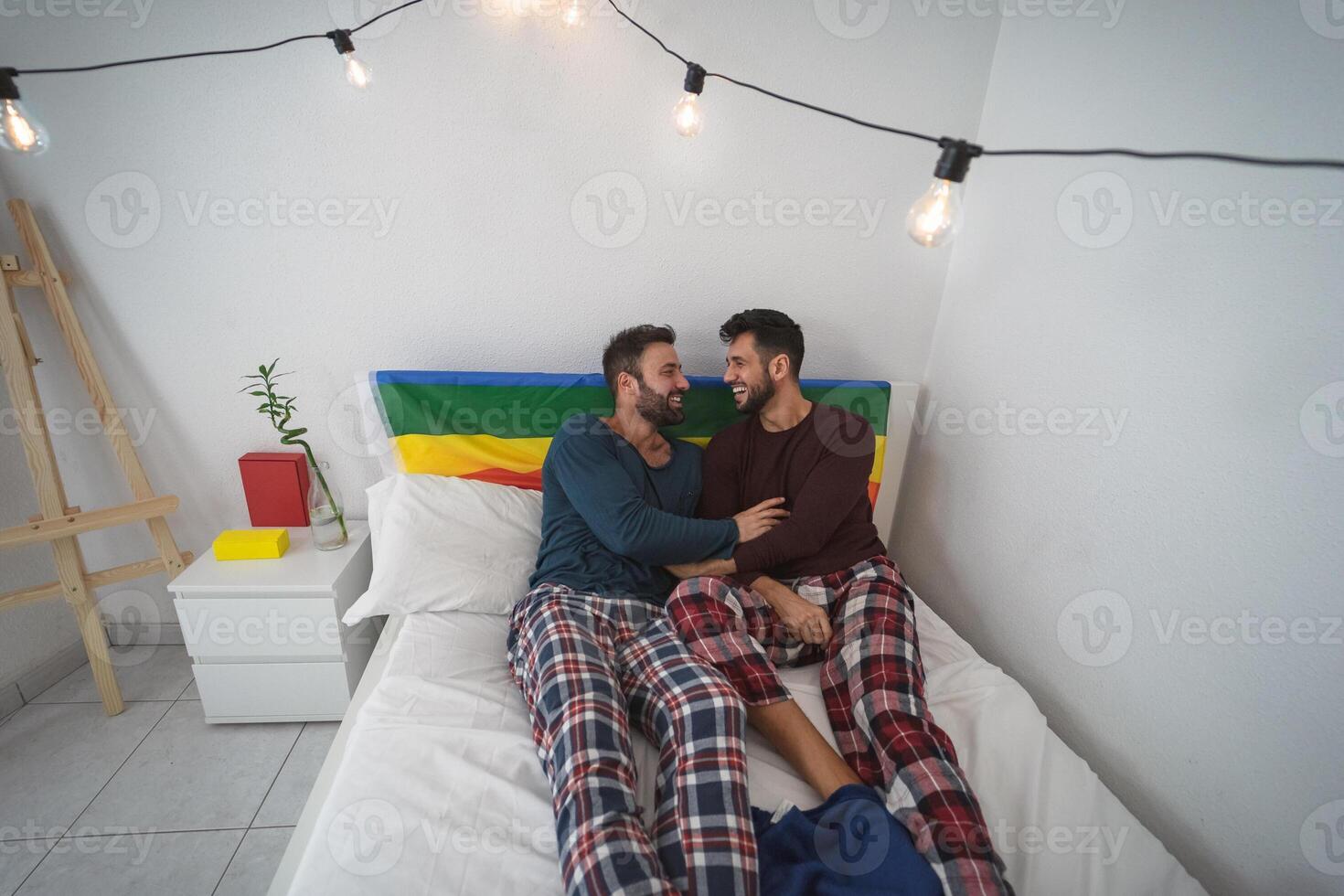 contento gay coppia avendo tenero momenti nel Camera da letto - omosessuale amore relazione e Genere uguaglianza concetto foto