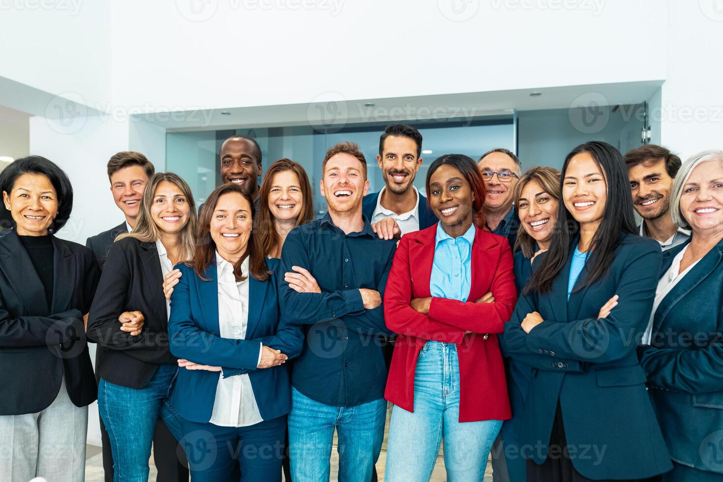 gruppo di multigenerazionale attività commerciale squadra in piedi nel davanti di telecamera durante incontro opera - uomini d'affari con diverso età e etnia concetto foto