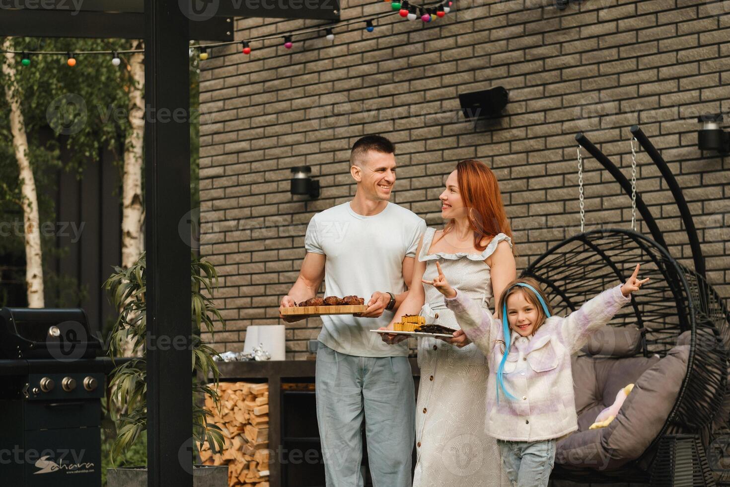 un' contento famiglia ha preparato pranzo e volontà mangiare a loro Casa. ritratto di un' famiglia con cibo nel loro mani foto