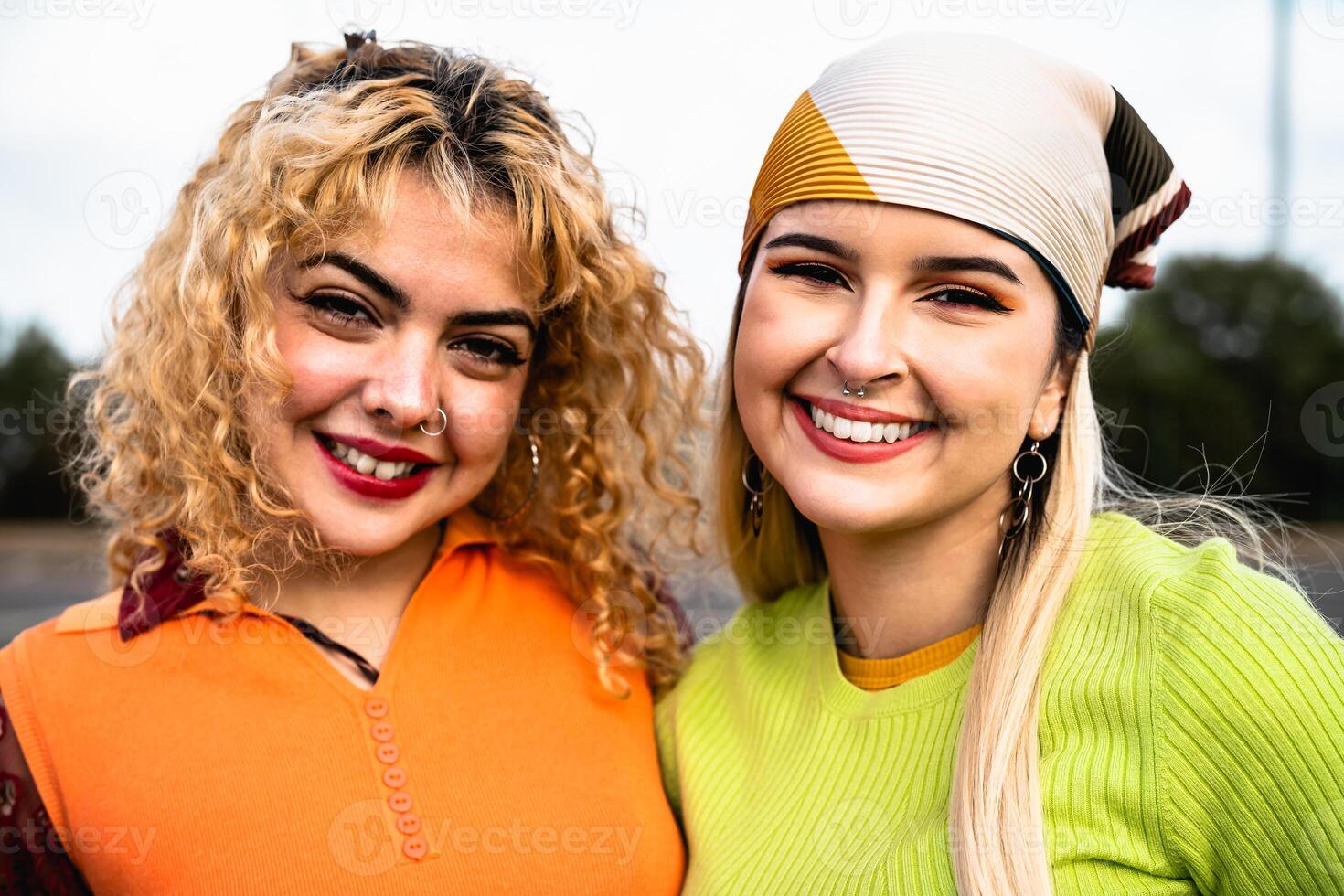 contento giovane ragazze sorridente nel davanti di telecamera all'aperto foto