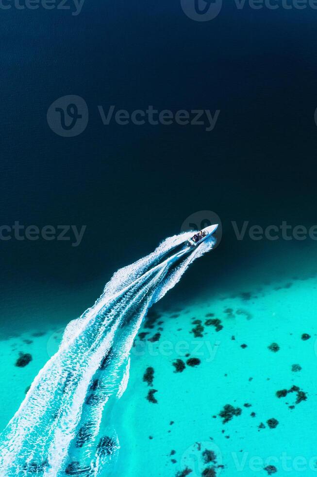 aereo immagine di il est costa di mauritius isola. bellissimo laguna di mauritius isola tiro a partire dal sopra. barca andare in barca nel turchese laguna foto