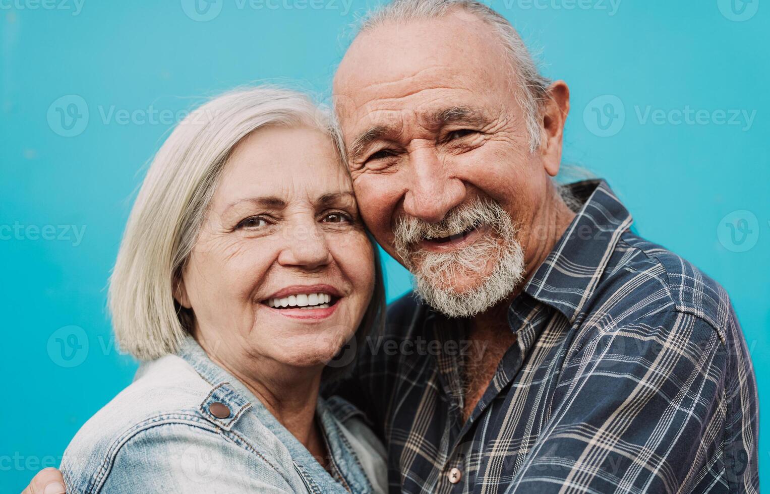 contento latino anziano coppia sorridente in il telecamera - anziano persone e amore relazione concetto foto