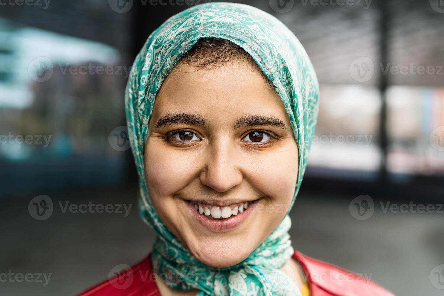 contento musulmano ragazza sorridente nel telecamera foto