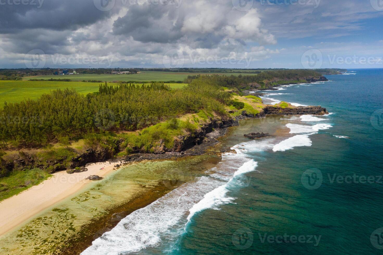 Visualizza di il famoso d'oro spiaggia fra nero vulcanico rocce su il banche di il grigio-grigio fiume, la roche qui pleura nel mauritius foto