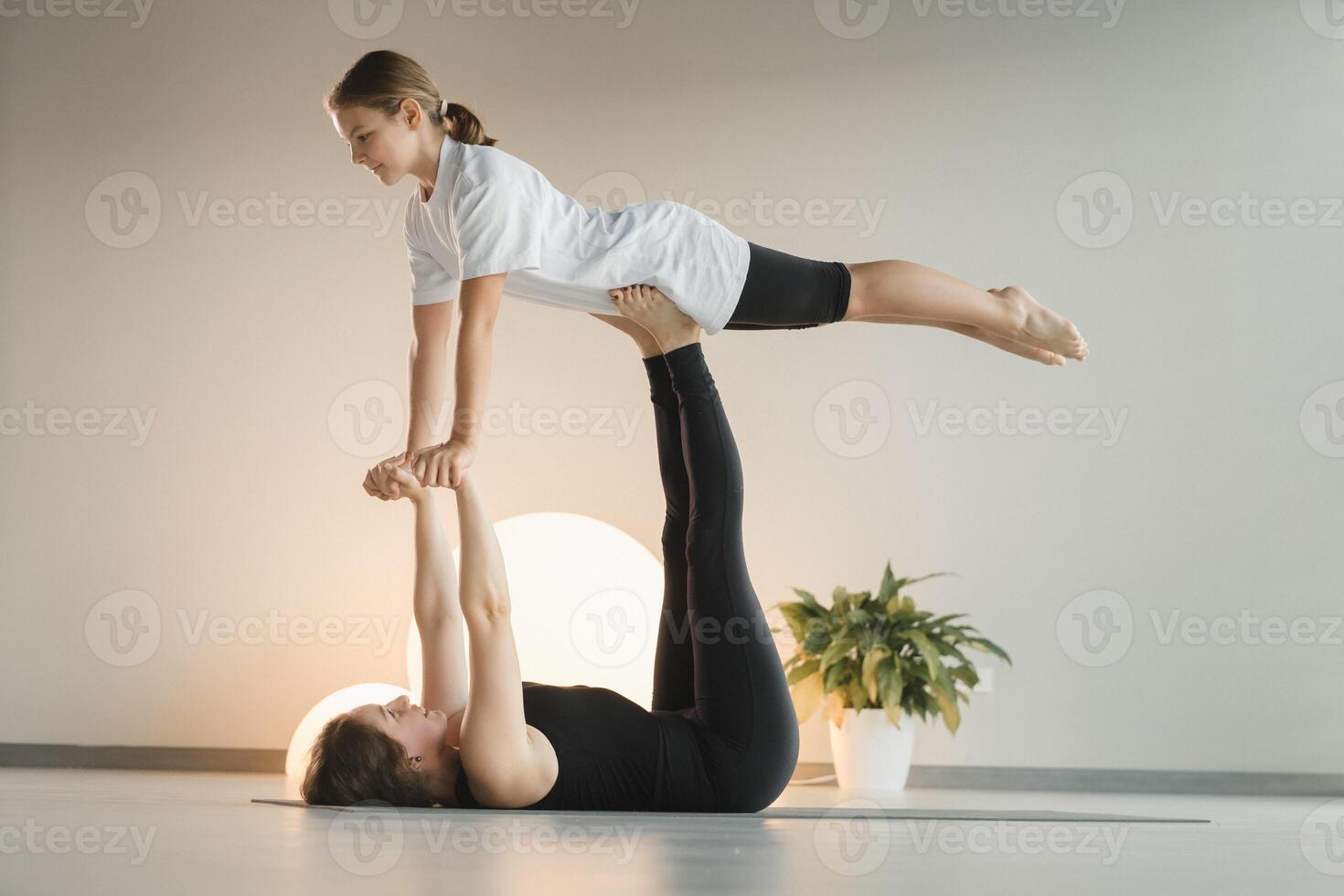 mamma e adolescenziale figlia fare ginnastica insieme nel il fitness camera. un' donna e un' ragazza treno nel il Palestra foto