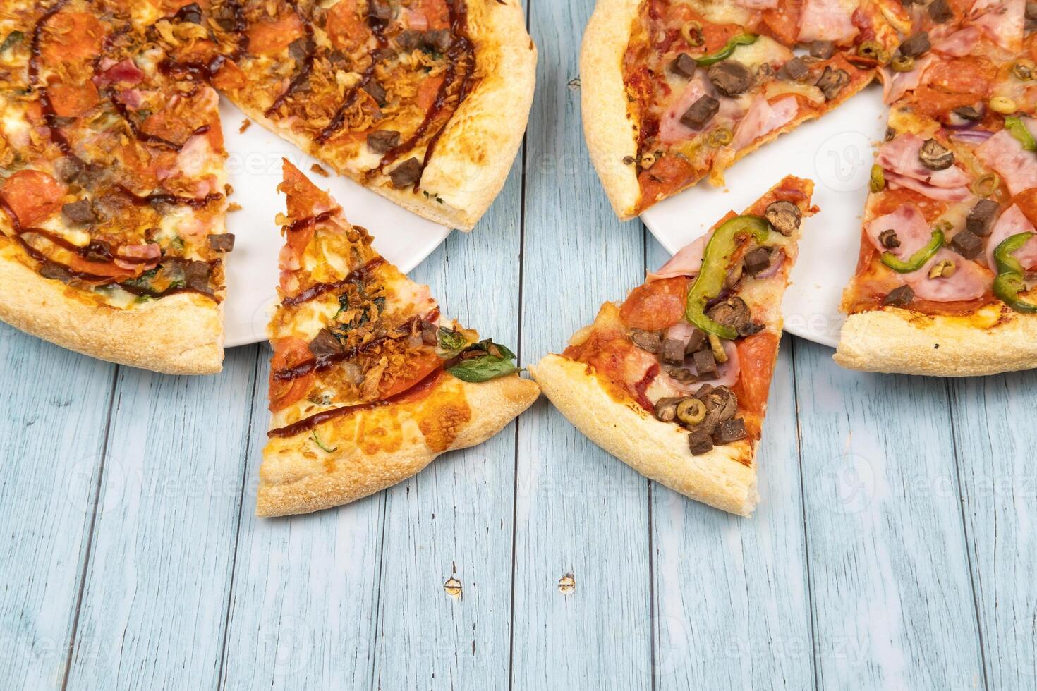 Due diverso delizioso grande pizze su un' blu di legno sfondo foto