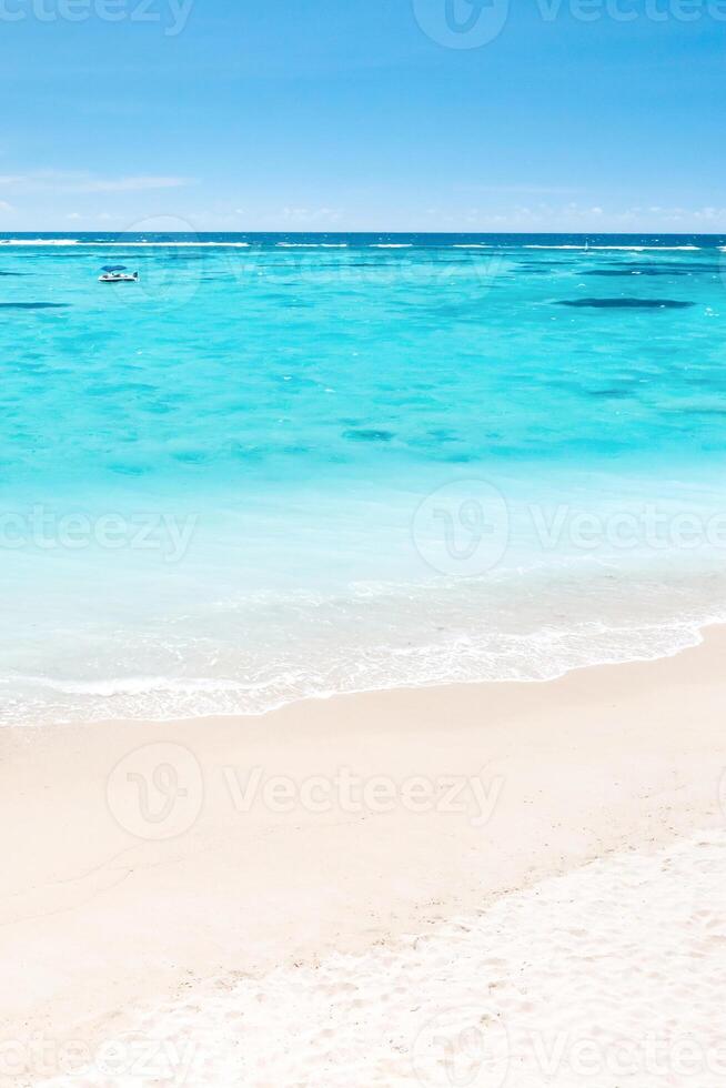 tropicale spiaggia con un' uccelli occhio Visualizza di il onde rottura su il tropicale d'oro sabbioso spiaggia. mare onde delicatamente ciclo continuo lungo il bellissimo sabbioso spiaggia. foto