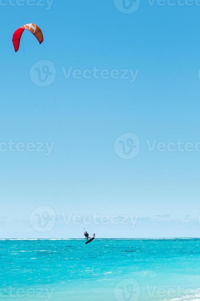 un' uomo parapendio su Le morne spiaggia, maurizio, indiano oceano su il isola di mauritius foto