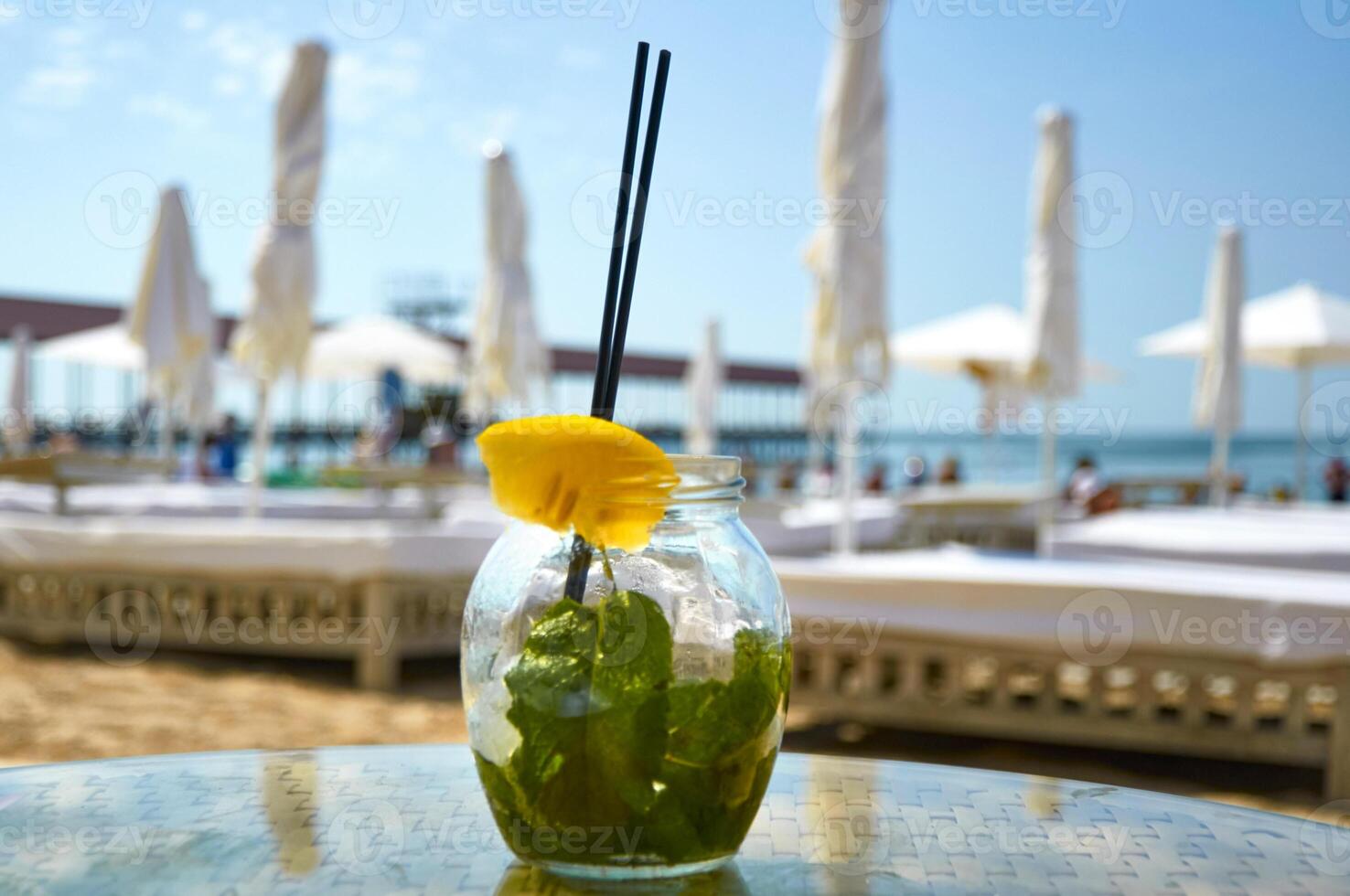 freddo bevanda cocktail su il spiaggia. Mojito. menta. estate riposo foto