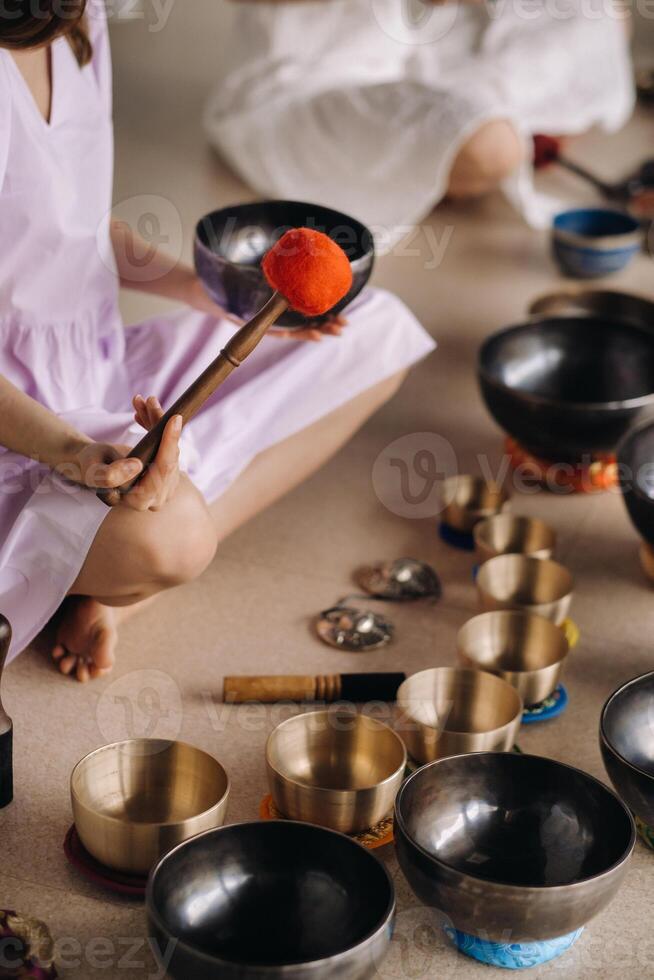 avvicinamento di un' tibetano cantando ciotola nel il tuo mani - traduzione di mantra trasformare il tuo impuro corpo, discorso e mente in un' puro esaltato corpo, discorso e mente di un' Budda foto