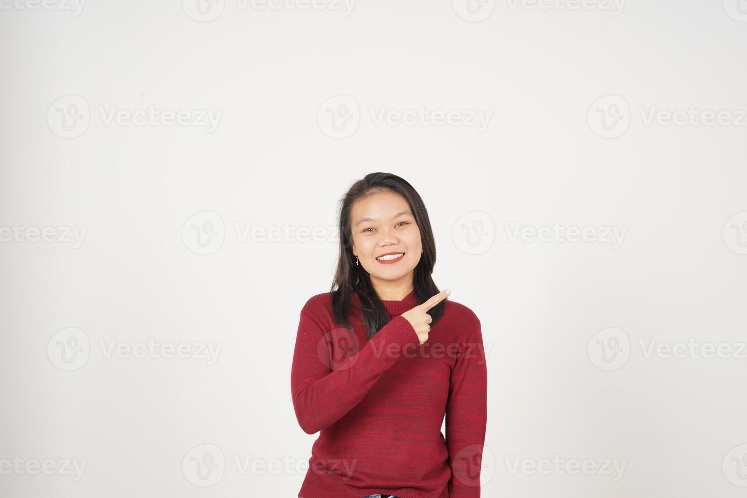 giovane asiatico donna nel rosso maglietta puntamento lato copia spazio isolato su bianca sfondo foto