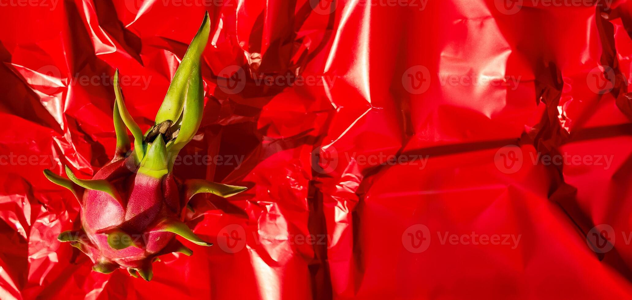 esotico rosso Drago frutta su strutturato Foglio foto