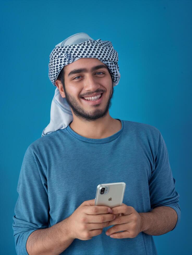 ai generato Arabo uomo Tenere un' Telefono nel il suo mani foto