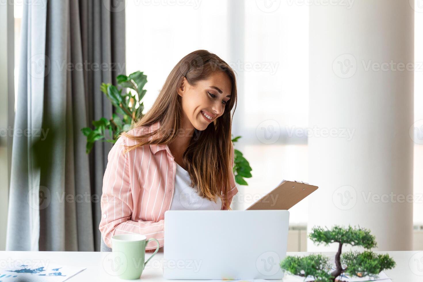 a distanza lavoro, tecnologia e persone concetto - contento sorridente giovane attività commerciale donna con il computer portatile computer e documenti Lavorando a casa ufficio foto