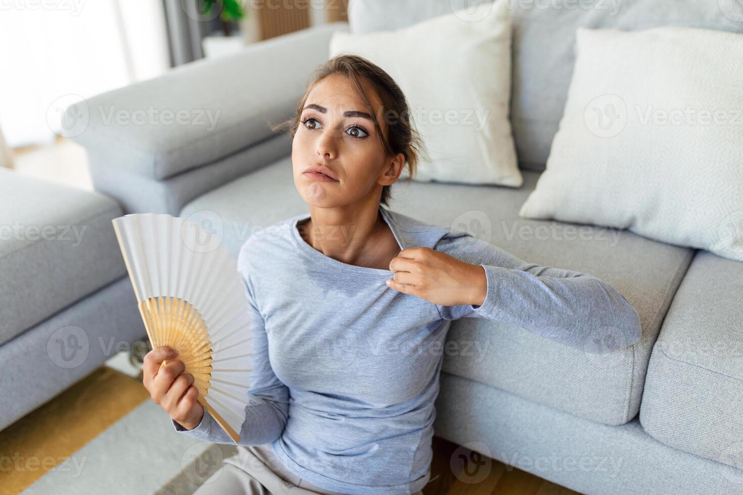 stressato infastidito donna utilizzando agitando fan soffrire a partire dal surriscaldamento, estate calore Salute ormone problema, donna sudore sentire scomodo caldo nel estate tempo metereologico problema senza aria condizionatore foto