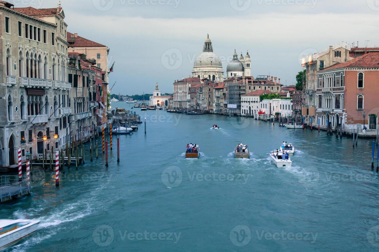 bellissimo Visualizza di il mille dollari canale e basilica Santa maria della saluto nel il in ritardo sera con molto interessante nuvole, Venezia, Italia foto