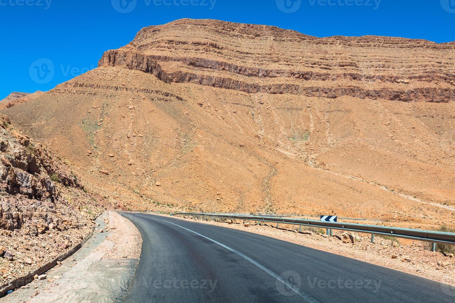 infinito strada nel sahara deserto con blu cielo, Marocco Africa foto