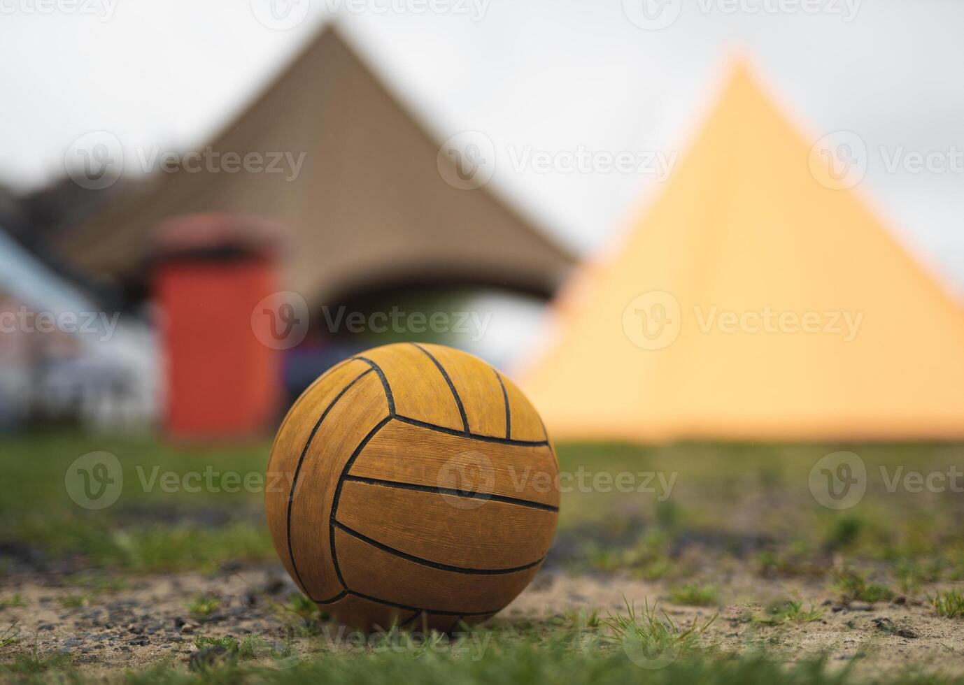 vicino su di un' pallavolo palla su il erba foto