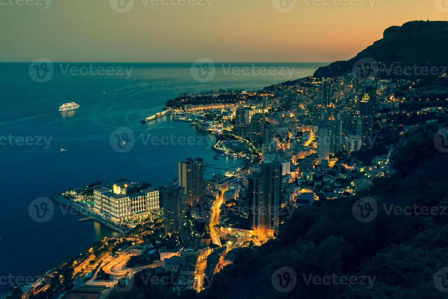 monte carlo in vista di monaco di notte sulla costa azzurra foto