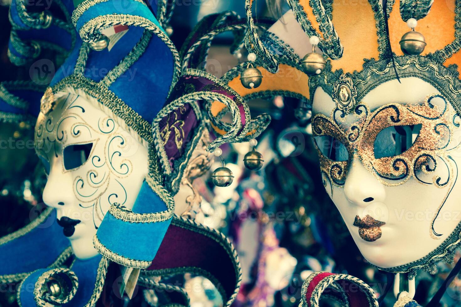 Souvenirs e carnevale maschere su strada commercio nel Venezia, Italia foto