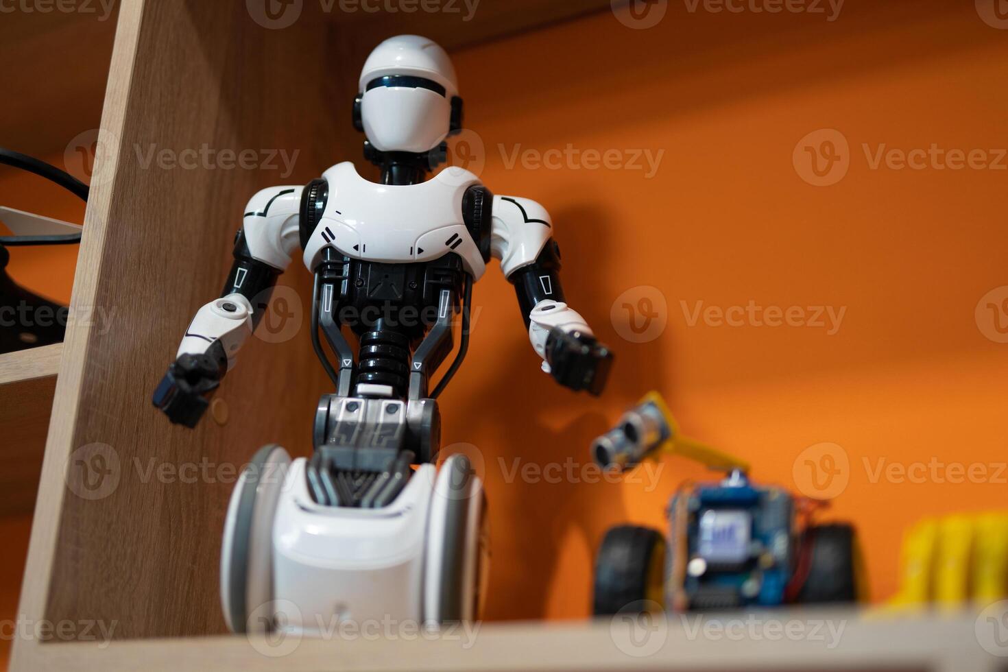 un' programmabile robot giocattolo su un' guardaroba mensola foto