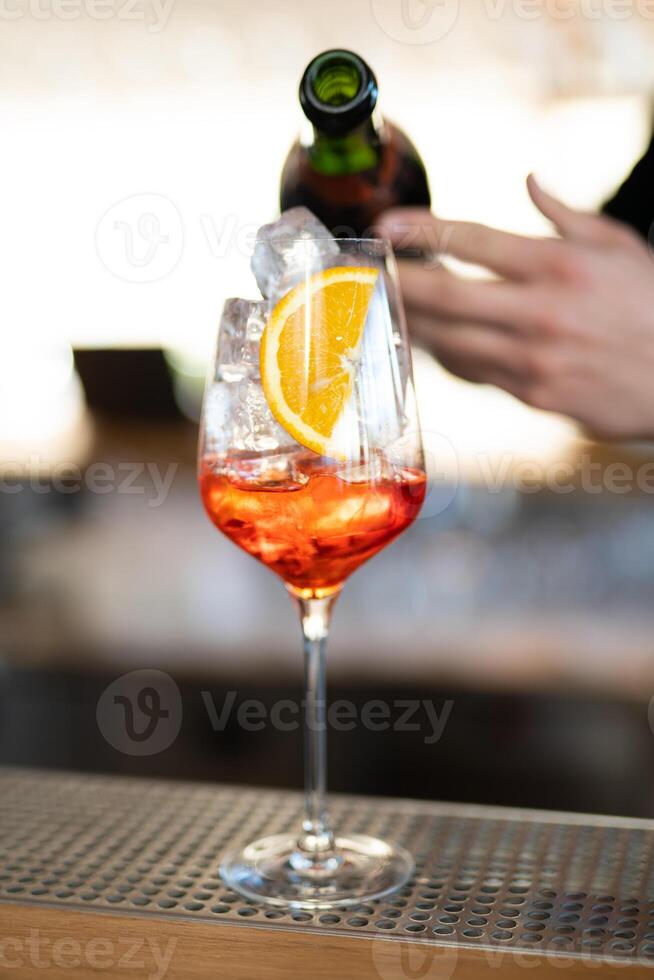 il barista prepara un' bellissimo alcolizzato cocktail a il bar contatore foto