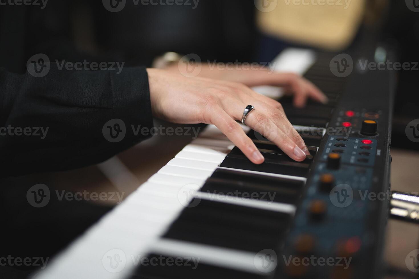 avvicinamento di un' del pianista mani mentre giocando il pianoforte foto