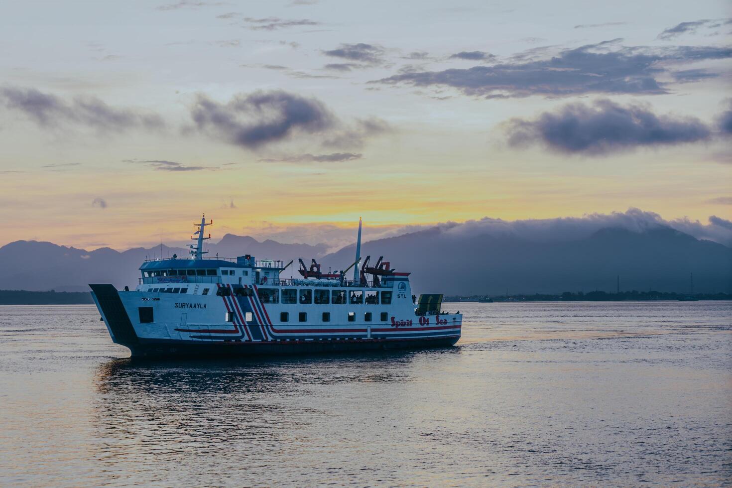 traghetto attraversamento il bali stretto a Alba. passeggeri trasporto nave. estate e primavera vacanza concetto. pubblico acqua trasporto. foto