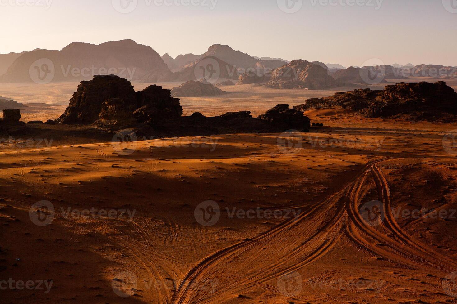 wadi Rum deserto nel Giordania. su il tramonto. panorama di bellissimo sabbia modello su il duna. deserto paesaggio nel Giordania. foto