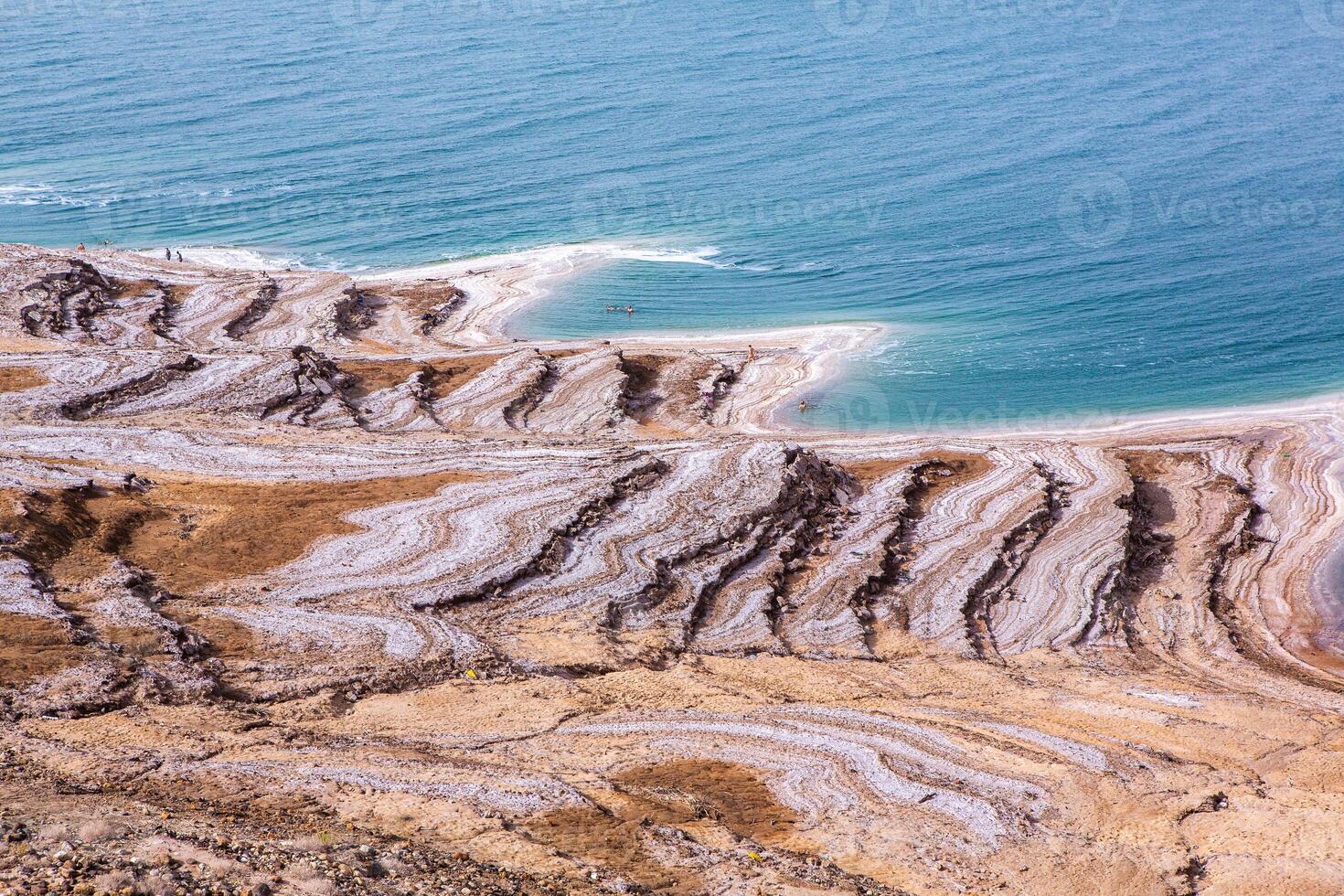 Visualizza di morto mare costa a tramonto tempo nel Giordania. sale cristalli a tramonto. morto mare paesaggio con minerale strutture. foto