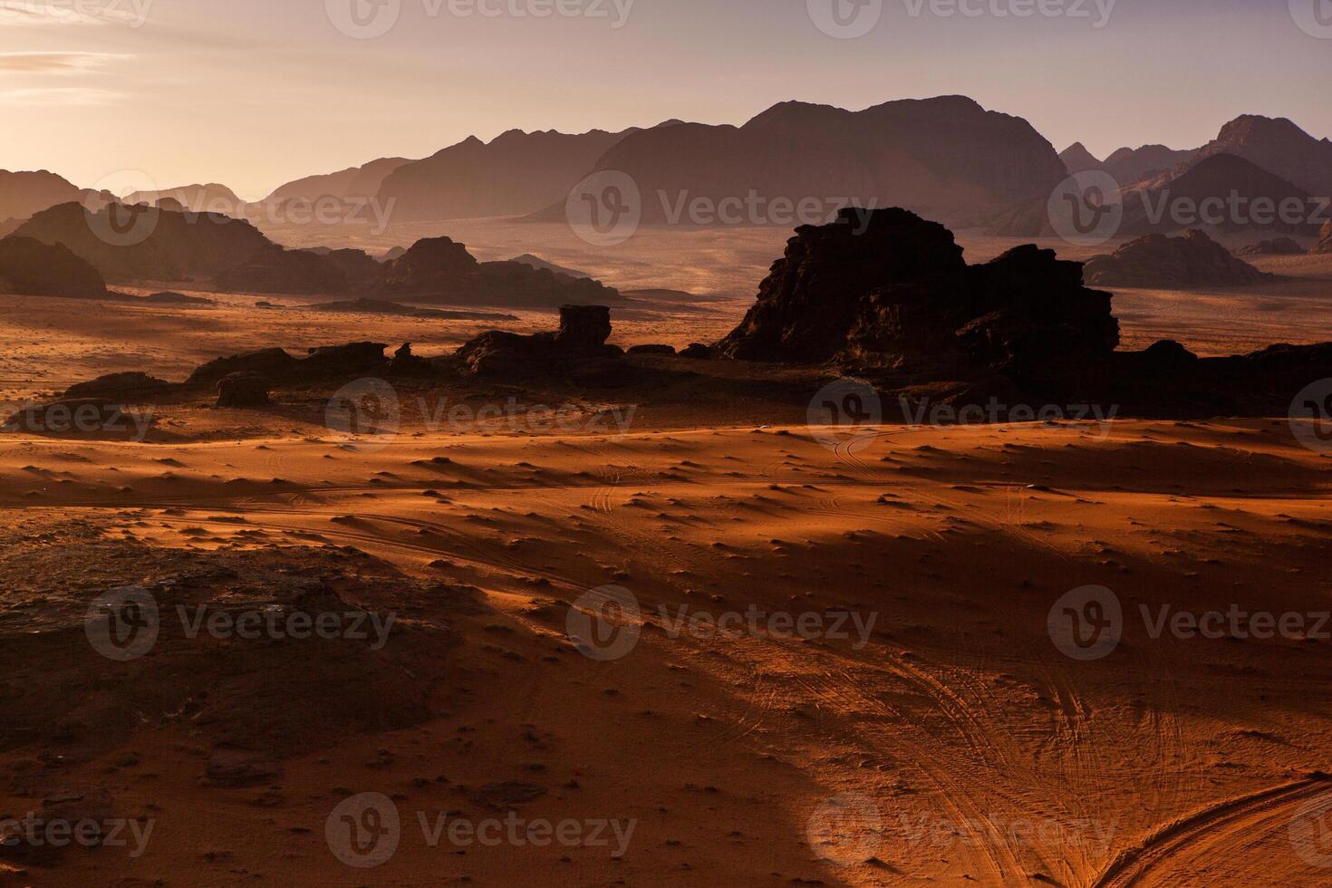 wadi Rum deserto nel Giordania. su il tramonto. panorama di bellissimo sabbia modello su il duna. deserto paesaggio nel Giordania. foto